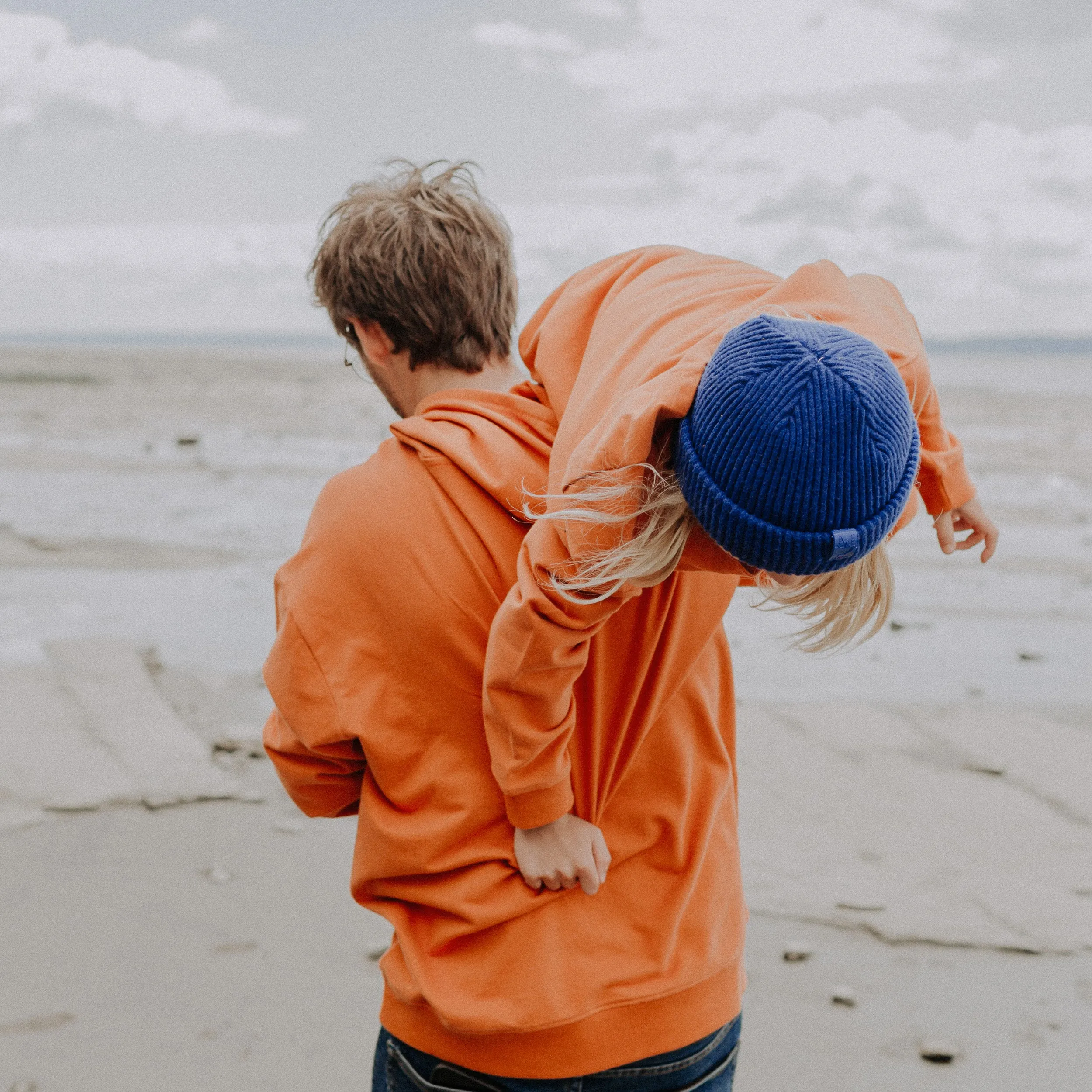 Chandail orange à capuchon, adulte || Orange hooded sweater, adult