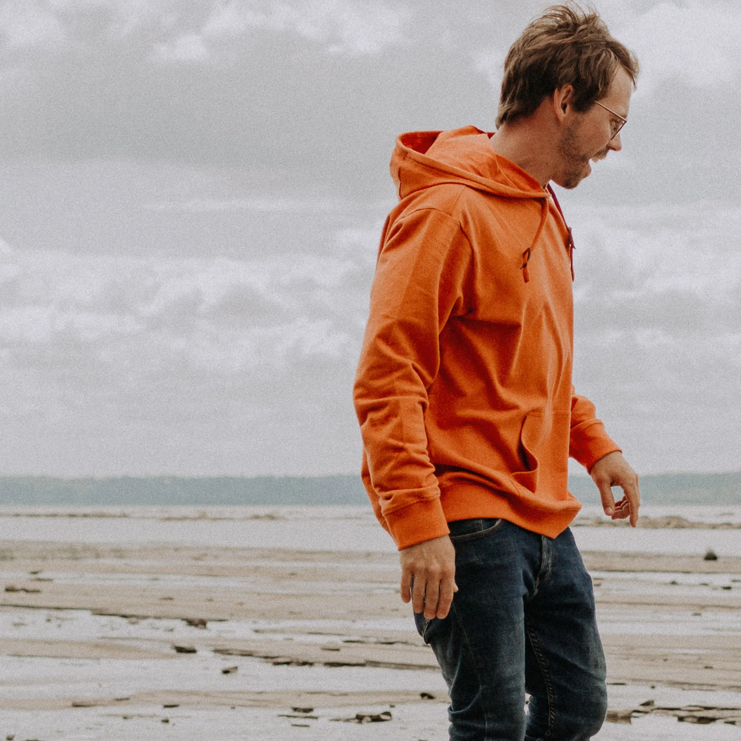 Chandail orange à capuchon, adulte || Orange hooded sweater, adult