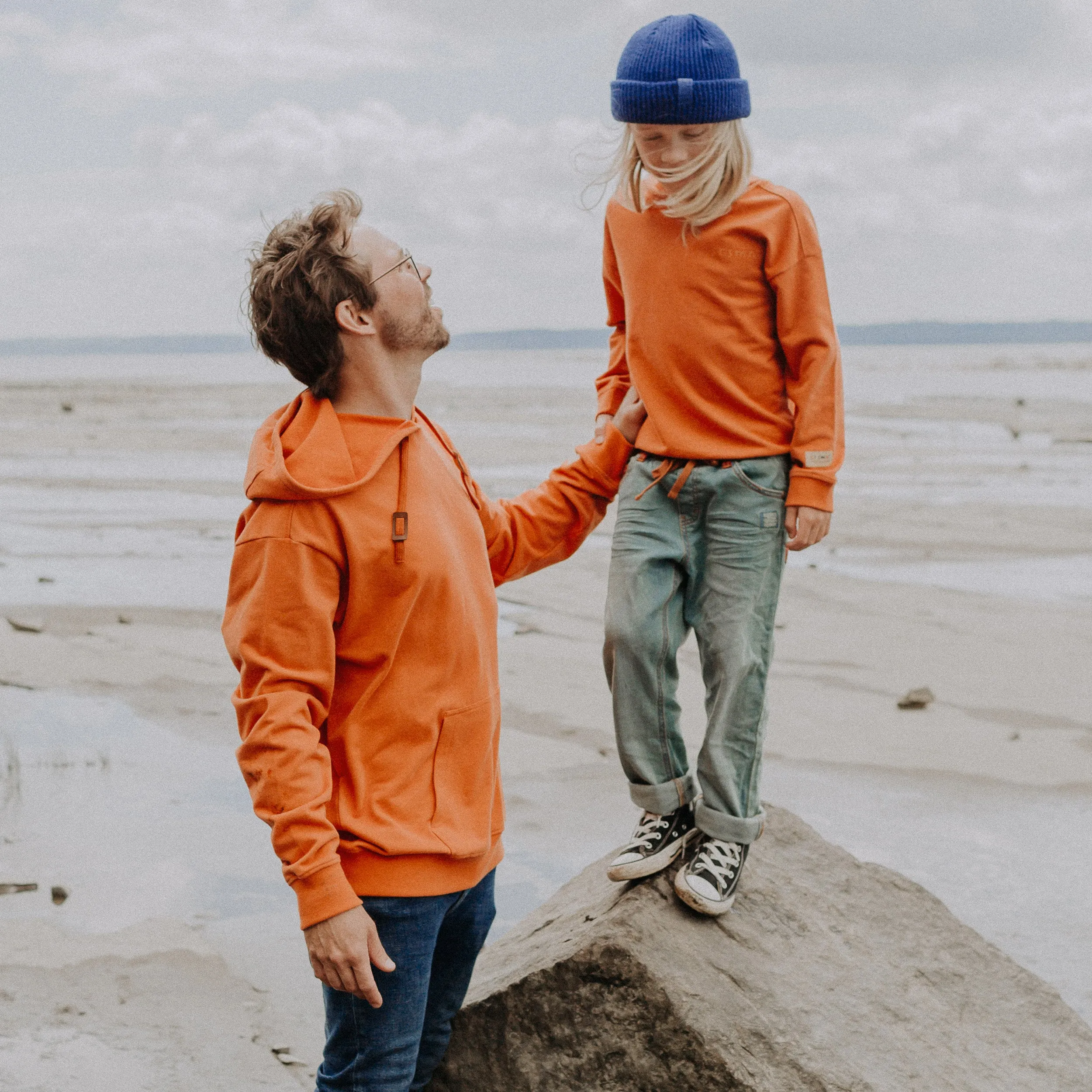 Chandail orange à capuchon, adulte || Orange hooded sweater, adult